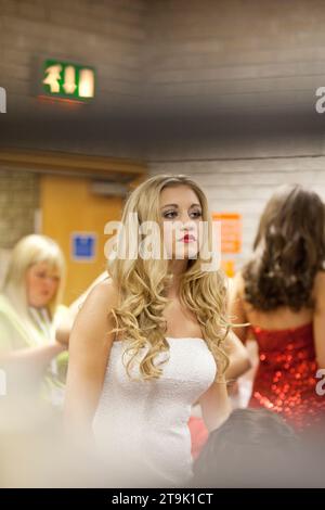 Weibliche Kandidatin hinter der Bühne beim Miss England Schönheitswettbewerb 2013 Stockfoto