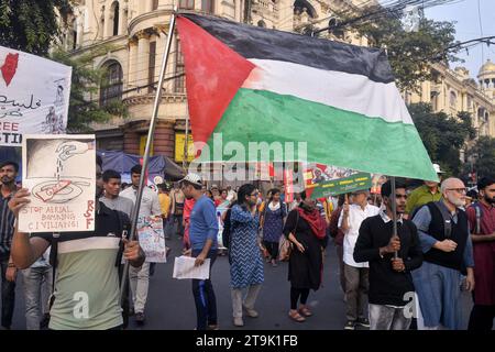 Pro-Palästina-Protest in Kalkutta 23. November 2023, Kalkutta, Indien: Indische Bürger nehmen an einer Demonstration Teil, um ihre Solidarität mit dem palästinensischen Volk zu demonstrieren und die Beendigung des Krieges zu fordern. Kalkutta Indien Copyright: XSaikatxPaulxxxEyepixGroupx Credit: Imago/Alamy Live News Stockfoto