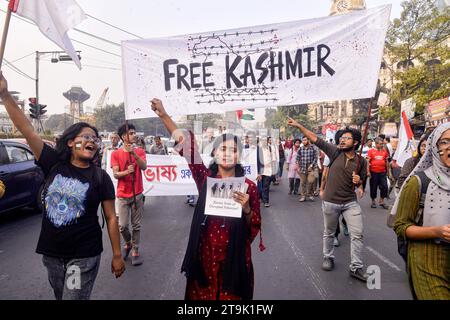 Pro-Palästina-Protest in Kalkutta 23. November 2023, Kalkutta, Indien: Indische Bürger nehmen an einer Demonstration Teil, um ihre Solidarität mit dem palästinensischen Volk zu demonstrieren und die Beendigung des Krieges zu fordern. Kalkutta Indien Copyright: XSaikatxPaulxxxEyepixGroupx Credit: Imago/Alamy Live News Stockfoto