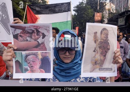 Pro-Palästina-Protest in Kalkutta 23. November 2023, Kalkutta, Indien: Indische Bürger nehmen an einer Demonstration Teil, um ihre Solidarität mit dem palästinensischen Volk zu demonstrieren und die Beendigung des Krieges zu fordern. Kalkutta Indien Copyright: XSaikatxPaulxxxEyepixGroupx Credit: Imago/Alamy Live News Stockfoto