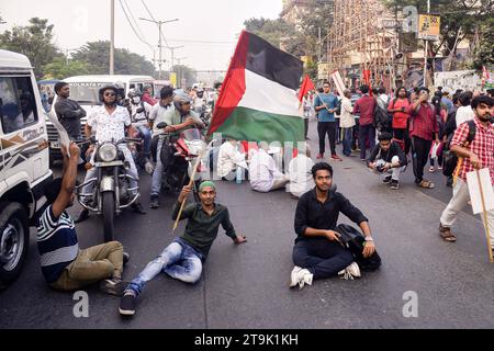 Pro-Palästina-Protest in Kalkutta 23. November 2023, Kalkutta, Indien: Indische Bürger nehmen an einer Demonstration Teil, um ihre Solidarität mit dem palästinensischen Volk zu demonstrieren und die Beendigung des Krieges zu fordern. Kalkutta Indien Copyright: XSaikatxPaulxxxEyepixGroupx Credit: Imago/Alamy Live News Stockfoto