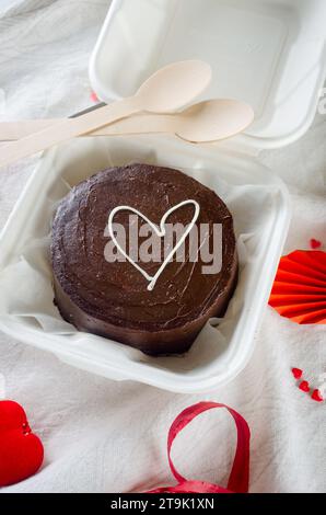Kleiner, trendiger bento-Kuchen. Schokoladenkuchen mit weißem Herz. Kuchen zum Valentinstag, Muttertag oder Geburtstag, Love Forever Message, Romanti Stockfoto