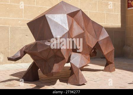 Coria, Spanien - 31. August 2023: Kubistische Skulptur des Bullen, Coria, Spanien. Unbekannter Künstler Stockfoto