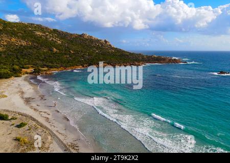 Weißer Sand und türkisfarbenes Wasser, Blick aus der Vogelperspektive auf den wunderschönen Strand „Roccapina“, Korsika, Frankreich Stockfoto