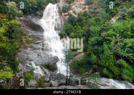 Der Wasserfall des 'Voile de la mariee' ( Veil der Braut) ist ein herrlicher Wasserfall 70 Meter hoch, der sich in der Nähe des Dorfes Bocognano auf Korsika befindet Stockfoto