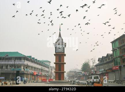 Srinagar, India Records The Colest Night of Season 23. November 2023, Srinagar Kashmir, Indien : die Menschen gehen an einem nebeligen Morgen in Srinagar entlang einer Straße. Kaschmir erlebte nebelige und kalte Wetterbedingungen, wobei Srinagar laut Wetterbehörde die kälteste Nacht der Saison bei minus 1,8 Grad Celsius aufzeichnete. Srinagar Kashmir Indien Copyright: XFirdousxNazirxEyepixGroupx Credit: Imago/Alamy Live News Stockfoto