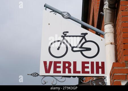 Schild und Logo einer Fahrradverleih-Filiale Stockfoto