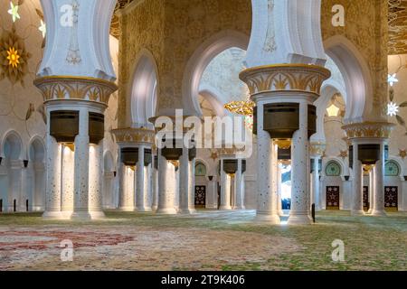 Abu Dhabi, Vereinigte Arabische Emirate, 08.02.20. Die große Scheich-Zayed-Moschee von innen auf den Hauptgebetssaal mit dem größten Teppich der Welt. Stockfoto