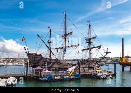 El Galeon Andalucia: Ankerplatz in Plymouth Barbican 2023. Eine voll funktionsfähige Nachbildung einer Galeone aus dem 16. Bis 17. Jahrhundert Stockfoto