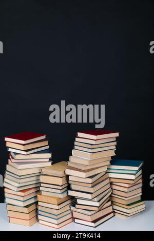 Viele Stapel von Lehrbüchern, die als Hintergrund gelesen werden können Stockfoto