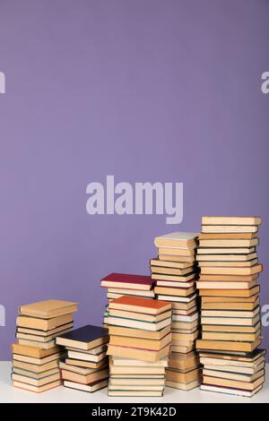 Viele Stapel von Lehrbüchern, die als Hintergrund gelesen werden können Stockfoto