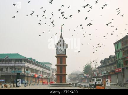 Srinagar, India Records The Colest Night of Season 23. November 2023, Srinagar Kashmir, Indien : die Menschen gehen an einem nebeligen Morgen in Srinagar entlang einer Straße. Kaschmir erlebte nebelige und kalte Wetterbedingungen, wobei Srinagar laut Wetterbehörde die kälteste Nacht der Saison bei minus 1,8 Grad Celsius aufzeichnete. Srinagar Kashmir Indien Copyright: XFirdousxNazirxEyepixGroupx Credit: Imago/Alamy Live News Stockfoto