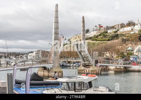 Die Doppelbrücke von 2003 im Torquay Harbour, die den Nord- und Südpier zum ersten Mal vollständig offen verbindet. Stockfoto