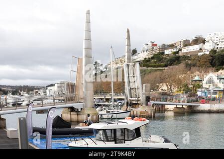 Eine Yacht, die durch die 2003 Doppelkupplungsbrücke im Torquay Harbour fährt, die den Nord- und Südpier zum ersten Mal vollständig geöffnet verbindet. Stockfoto