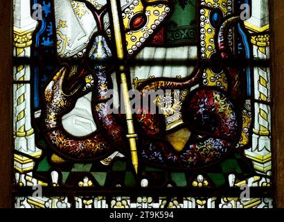 St. Patrick's Schlangen, Buntglasdetail, St. John the Baptist Church, Burford, Oxfordshire, Großbritannien Stockfoto