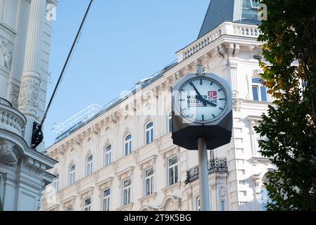 Wien, Österreich. 29. September 2023. Nahaufnahme der Straßenuhr in der Mariahilfer straße in Wien, Österreich Stockfoto