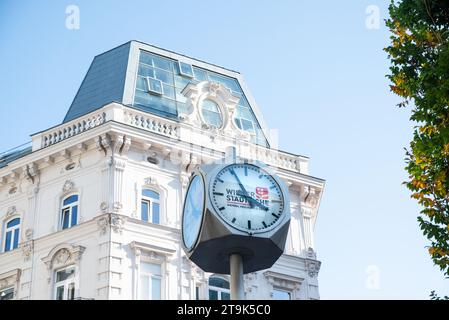 Wien, Österreich. 29. September 2023. Nahaufnahme der Straßenuhr in der Mariahilfer straße in Wien, Österreich Stockfoto