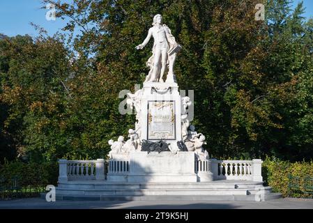 Wien, Österreich. 29. September 2023 Denkmal des berühmten Komponisten Wolfgang Amadeus Mozart in Burggarten Stockfoto