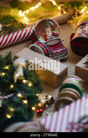 Handgefertigte Weihnachtsdekoration. Vorbereitung auf Winterferien. Weihnachtsmann Schneekugel Stockfoto