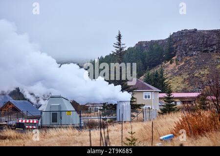 Isländisches geothermisch aktives Dorf Hveragerði mit Dampfportionen aus dem Boden Stockfoto