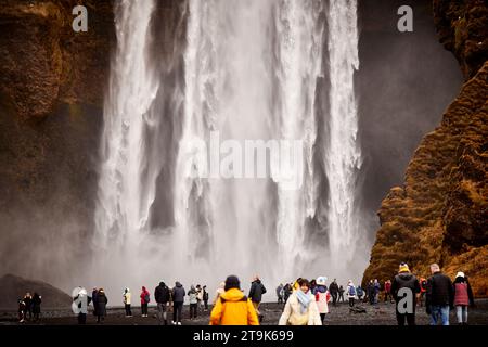 Island Skógafoss breiter Wasserfall und Skógá Fluss Stockfoto