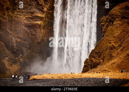 Island Skógafoss breiter Wasserfall und Skógá Fluss Stockfoto