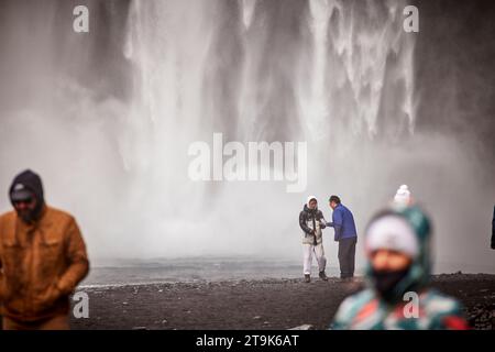 Island Skógafoss breiter Wasserfall und Skógá Fluss Stockfoto