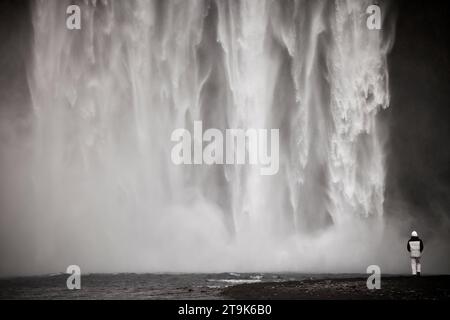 Island Skógafoss breiter Wasserfall und Skógá Fluss Stockfoto