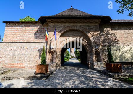 Targoviste, Rumänien, 1. Mai 2022: Haupteingang zu den alten Gebäuden und Ruinen am Königshof Targoviste (Curtea Domneasca) im Chindia Park (Parcul Chindi Stockfoto