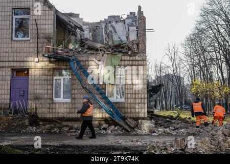 Kiew, Ukraine. November 2023. Versorgungsarbeiter räumen den Schutt eines Kindergartens, der von einer russischen Drohne in Kiew zerstört wurde. Quelle: SOPA Images Limited/Alamy Live News Stockfoto