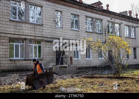 Kiew, Ukraine. November 2023. Der Versorgungsarbeiter räumt den Schutt eines Kindergartens, der von einer russischen Drohne in Kiew zerstört wurde. Quelle: SOPA Images Limited/Alamy Live News Stockfoto