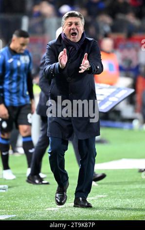 Bergamo, Italien. November 2023. Napolys Cheftrainer Walter Mazzarri reagiert auf ein Fußballspiel der Serie A zwischen Atalanta und Napoli in Bergamo, Italien, am 25. November 2023. Quelle: Augusto Casasoli/Xinhua/Alamy Live News Stockfoto