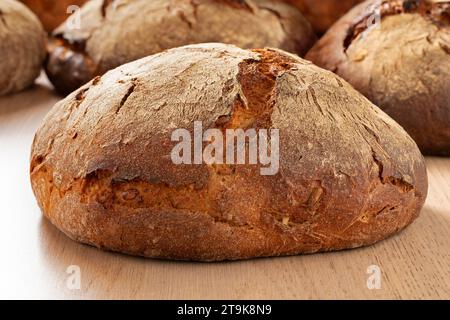 Traditionelles deutsches Sauerteigbrot mit knuspriger Kruste in der Bäckerei Nahaufnahme Stockfoto