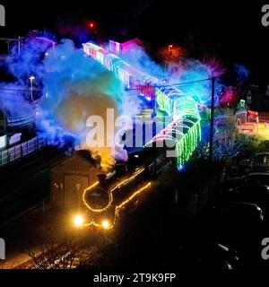 Kingswear, Devon, Großbritannien. November 2023. Der Christmas Train of Lights auf der Dartmouth Steam Railway in Devon, der bis zum 30. Dezember 2023 verkehrt, erreicht den Bahnhof Kingswear nach seiner Reise von Paignton. Die Wagen und Dampflokomotiven des Festdienstes sind innen und außen mit farbigen Lichtern beleuchtet. Bildnachweis: Graham Hunt/Alamy Live News Stockfoto