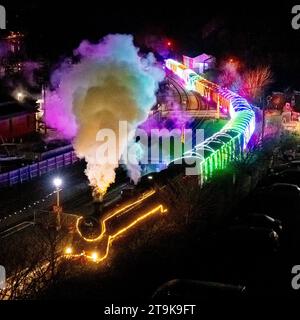 Kingswear, Devon, Großbritannien. November 2023. Der Christmas Train of Lights auf der Dartmouth Steam Railway in Devon, der bis zum 30. Dezember 2023 verkehrt, erreicht den Bahnhof Kingswear nach seiner Reise von Paignton. Die Wagen und Dampflokomotiven des Festdienstes sind innen und außen mit farbigen Lichtern beleuchtet. Bildnachweis: Graham Hunt/Alamy Live News Stockfoto