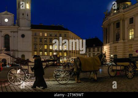 21.11.2023, Österreich, die Hauptstadt Wien. Impressionen vom Michaelerplatz mit der Hofburg und den wartenden Kutschen Fiaker. Kirchturm von Pfarre St. Michael 21.11.2023, Wien in Österreich 21.11.2023, Wien in Österreich *** 21 11 2023, Österreich, die Hauptstadt Wien Impressionen vom Michaelerplatz mit der Hofburg und den Wartewagen Fiakerkirchtenturm St. Michaels Parish 21 11 2023, Wien 21 11 2023, Wien in Österreich Credit: Imago/Alamy Live News Stockfoto