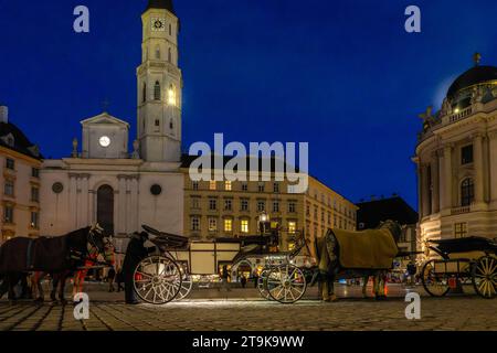 21.11.2023, Österreich, die Hauptstadt Wien. Impressionen vom Michaelerplatz mit der Hofburg und den wartenden Kutschen Fiaker. Kirchturm von Pfarre St. Michael 21.11.2023, Wien in Österreich 21.11.2023, Wien in Österreich *** 21 11 2023, Österreich, die Hauptstadt Wien Impressionen vom Michaelerplatz mit der Hofburg und den Wartewagen Fiakerkirchtenturm St. Michaels Parish 21 11 2023, Wien 21 11 2023, Wien in Österreich Credit: Imago/Alamy Live News Stockfoto