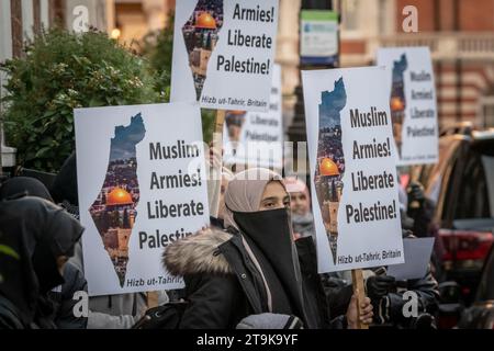 London, Großbritannien. November 2023. Die islamistische Organisation Hizb ut-Tahrir protestiert gegen die ägyptische Botschaft in West-London. Seine Führer und Anhänger rufen „muslimische Armeen“ auf, Palästinenser in Gaza zu „retten“. Die britische Regierung steht unter Druck, Hizb ut-Tahrir, eine Bewegung, die in Teilen Europas und im Nahen Osten verboten ist, zu verbieten, nachdem Hunderte ihrer Anhänger am Samstag durch die Hauptstadt marschierten und ermutigt wurden, „Jihad!“ zu rufen. Guy Corbishley/Alamy Live News Stockfoto