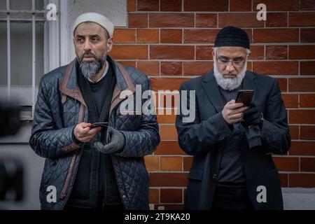 London, Großbritannien. November 2023. Abdul Wahid (L) Real Name Dr. Wahid Asif Shaida - ein NHS-Arzt und Anführer von Hizb ut-Tahrir in Großbritannien. Mazhar Khan (rechts). Die extremistische islamistische Organisation protestiert gegenüber der ägyptischen Botschaft in West-London. Die britische Regierung steht unter Druck, Hizb ut-Tahrir, eine Bewegung, die in Teilen Europas und im Nahen Osten verboten ist, zu verbieten, nachdem Hunderte ihrer Anhänger am Samstag durch die Hauptstadt marschierten und ermutigt wurden, „Jihad!“ zu rufen. Guy Corbishley/Alamy Live News Stockfoto