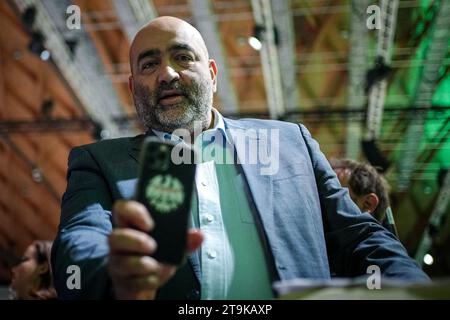 Karlsruhe, Deutschland. November 2023. Omid Nouripour, Bundesvorsitzender von Bündnis 90/die Grünen, zeigt auf der Bündnis 90/die Grünen Bundestagskonferenz seinen Handyfall Eintracht Frankfurt. Die Parteikonferenz endet am Nachmittag mit Debatten und Abstimmungen über das Europawahlprogramm. Quelle: Kay Nietfeld/dpa/Alamy Live News Stockfoto