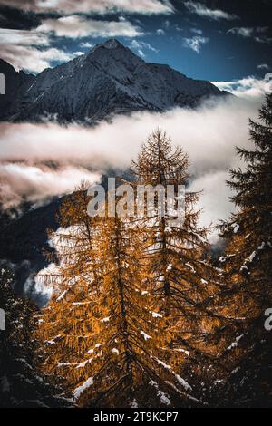 Erster Schnee in den italienischen Bergen Stockfoto