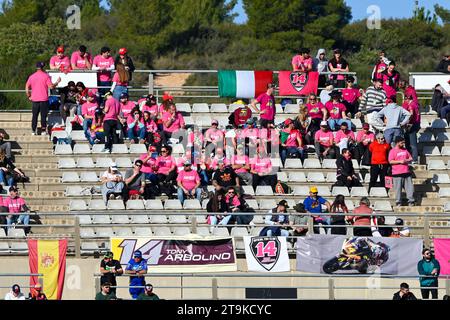 Valencia, Spanien. November 2023. Unterstützer von Tony Arbolino während des Großen Preises der MotoGP 2023 in Spanien - Gran Premio Motul de la Comunitat Valenciana - warm Up, MotoGP-Weltmeisterschaft in Valencia, Spanien, 26. November 2023 Credit: Independent Photo Agency/Alamy Live News Stockfoto