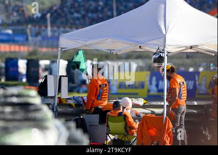 Valencia, Spanien. November 2023. Grüne Flagge für den Star warm Up während des Großen Preises der MotoGP von Spanien 2023 - Gran Premio Motul de la Comunitat Valenciana - warm Up, MotoGP-Weltmeisterschaft in Valencia, Spanien, 26. November 2023 Credit: Unabhängige Fotoagentur/Alamy Live News Stockfoto