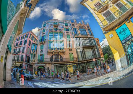 PALMA, SPANIEN-SEPTEMBER 22, 2023: Can Forteza Rey, Palmas modernistisches Juwel, ein 5-stöckiges Gebäude an der Plaza del Marquès del Palmer, das die Moderne widerspiegelt Stockfoto