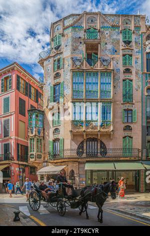 PALMA, BALEAREN, SPANIEN - 21. SEPTEMBER 2023: Can Forteza Rey, ein 5-stöckiges Gebäude an der Plaza del Marques del Palmer in der modernistischen Art Nouve Stockfoto