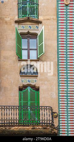 PALMA, BALEAREN, SPANIEN - SEPTEMBER 22, 2023: Detail von Can Forteza Rey, einem 5-stöckigen Gebäude von der Plaza del Marques del Palmer in der modernistischen Ar Stockfoto