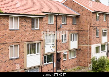 Reihe von Reihenhäusern, Block von Maisonettes und Wohnungen im Stadtzentrum von York, Großbritannien. Stockfoto