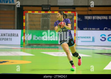 Santander, Spanien, 26. November 2023: Argentinische Spielerin Martina Romero (3) mit dem Ball während des 3. Tages des Spanien Frauen-Turniers 2023 zwischen Japan und Argentinien am 26. November 2023 im Palacio de los Deportes von Santander in Santander, Spanien. Quelle: Alberto Brevers / Alamy Live News. Stockfoto