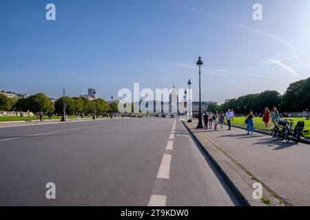 Paris, Frankreich - 8. Oktober 2023 : die Avenue Marechal Galieni führt zum Hotel des Invalides, dem Militärmuseum von Paris Frankreich Stockfoto