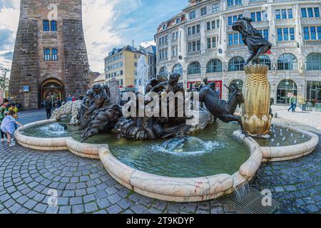 NÜRNBERG, BAYERN, DEUTSCHLAND - 29. APRIL 2023: Ehekarussell (Ehekarussell), eine bizarre Statue, die die Etappen der Ehe von m Stockfoto